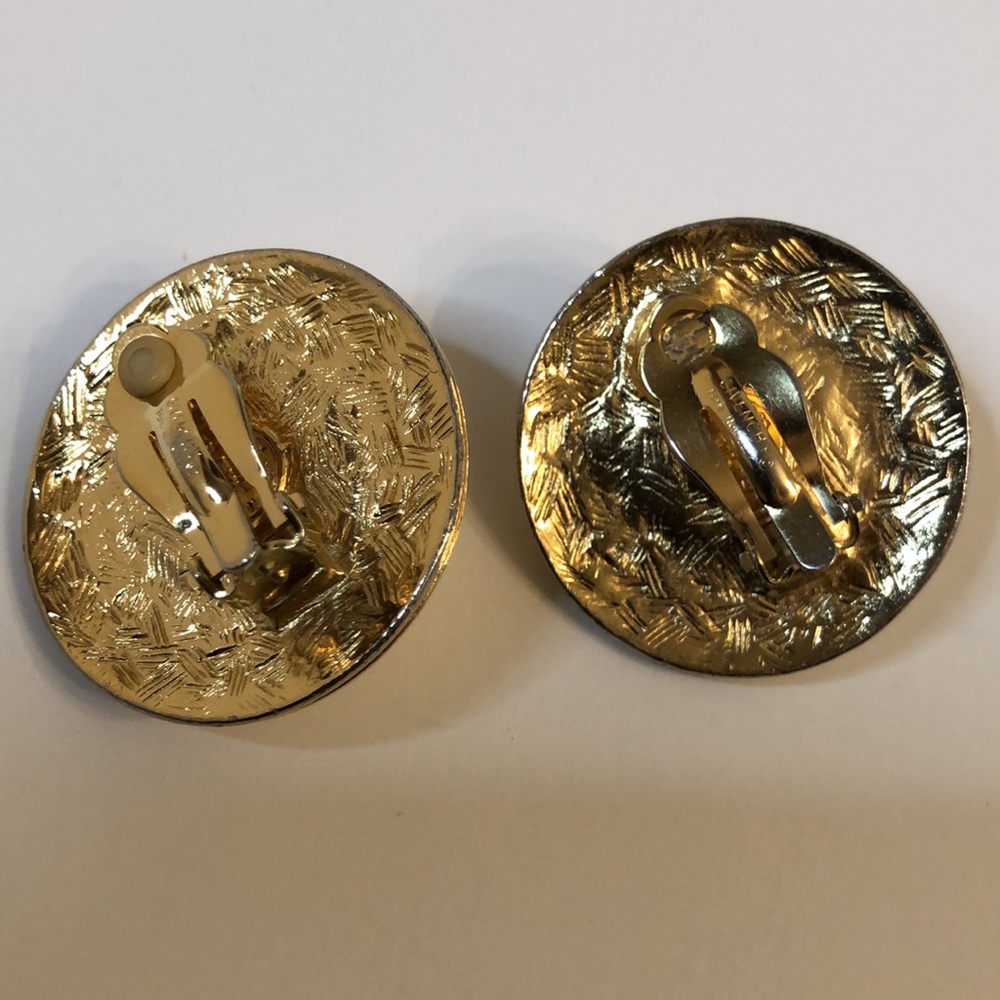 VINTAGE GIVENCHY GOLD TONE AND PEARL ROUND CLIP-ON EARRINGS - Picture 2 of 15